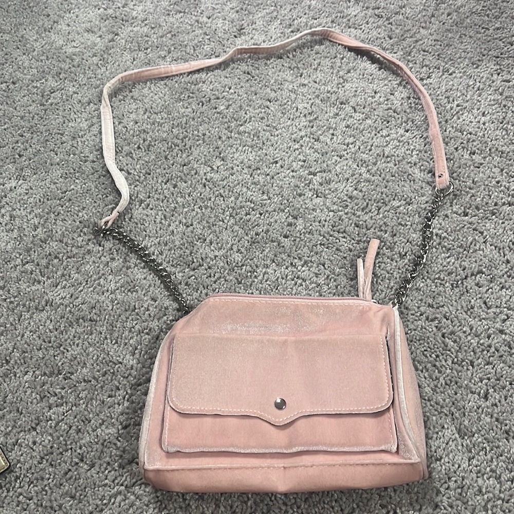 I’m not sure what brand but it’s in amazing quality, it’s a pink soft bag